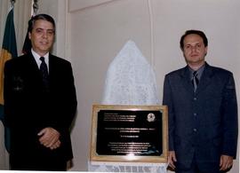 Dr. Fábio e Dr. Joel ao lado da placa comemorativa