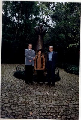 Dr. Marek Makowski, Dra. Lidia Misiurkievicz e Dr. Lech Gardocki no Bosque João Paulo II