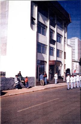 Banda postada junto ao prédio da Justiça Federal em Guarapuava