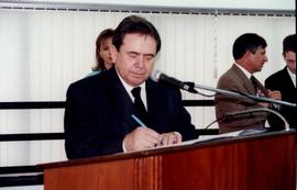 Dr. Dirceu de Almeida Soares assina a ata de instalação
