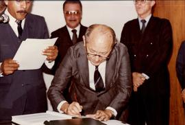Ministro José Dantas assina o termo de posse, ao fundo Ministros Geraldo Sobral e Coqueijo Costa