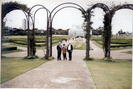 Dr. Lech Gardocki, Dra. Lidia Misiurkievicz e Dr. Jan Wasilewski no Jardim Botânico de Curitiba