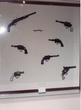Display com armas históricas, incluindo uma caneta revólver